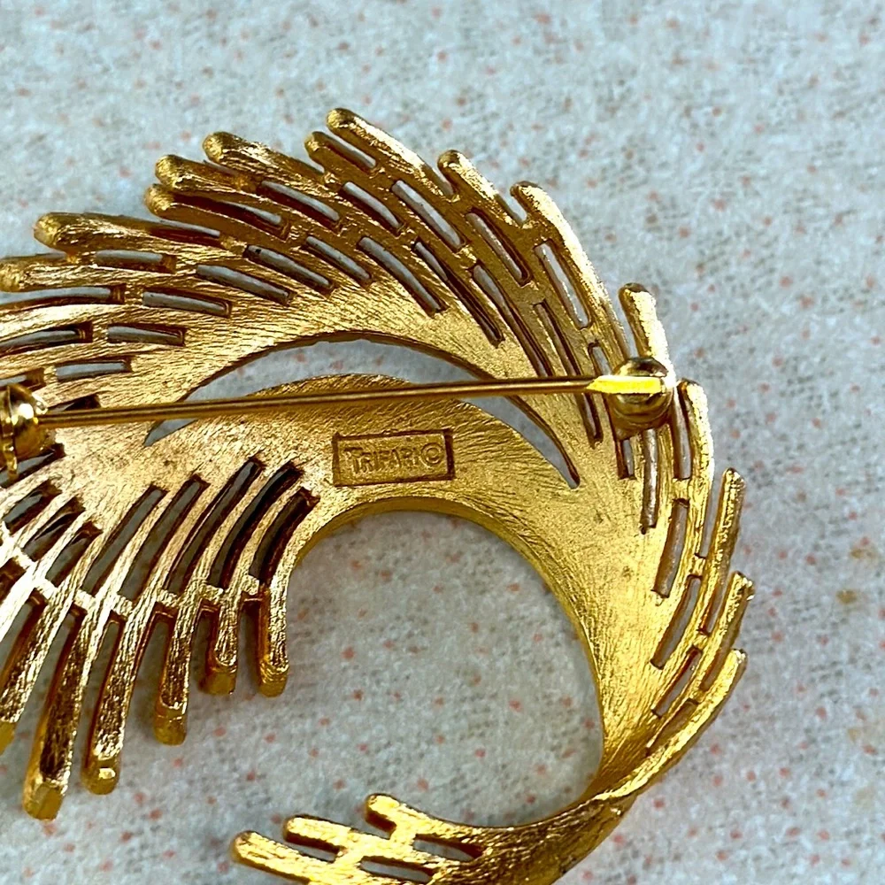 Vintage Trifari gold tone brushed and polished broach (624)
